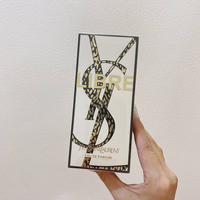 专柜品质 圣罗兰限量豹纹香水90Ml 豹纹纸盒的外观让我闻到了一丝狂野的气息，永不过时的豹纹果然经典，再一次捕获了我的心~这瓶自由之水就太绝了，是Ysl所有香水