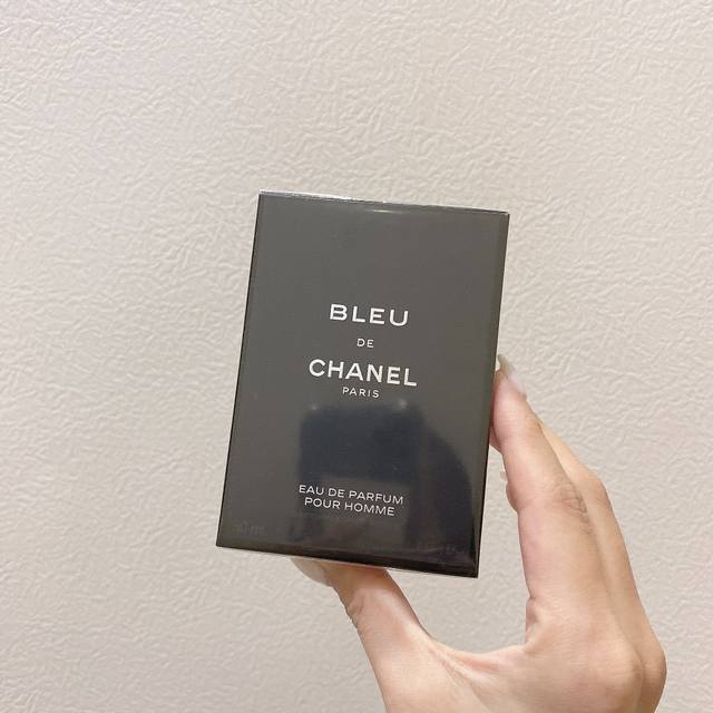 专柜品质 小香蔚蓝香水浓香50Ml 迷倒万千女友的现男神香水一定是你想要的那种男人味！迷人的木质琥珀香调，代表了对自由的礼赞。浓郁的香调，展现更加自信的男士风采