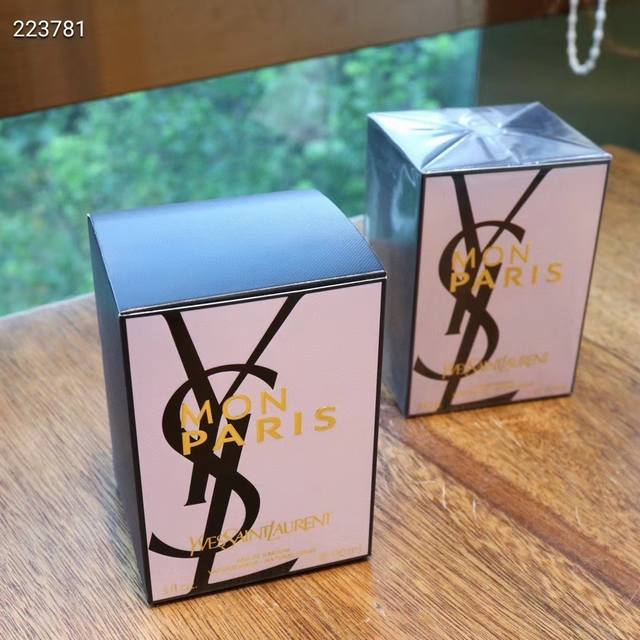 专柜品质 热巴同款，这款香水瓶子的设计粉粉嫩嫩，少女感十足，浓郁果香型，带有水果的甜味，容量90Ml， 前调:佛手柑草莓树莓 中调:曼陀罗橙花茉莉花白芍药 后调