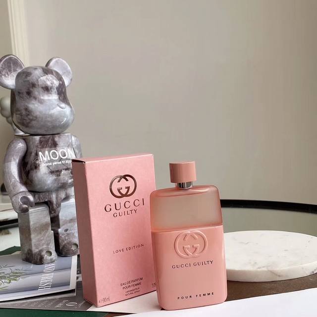 专柜品质 古家罪爱粉色女士浓香水 前调:佛手柑，葡萄柚，水仙花 前调是略显浓郁的果香味，甜甜的但是不腻，因为有水仙花的加入，反而是清新的。 中调:覆盆子，紫罗兰