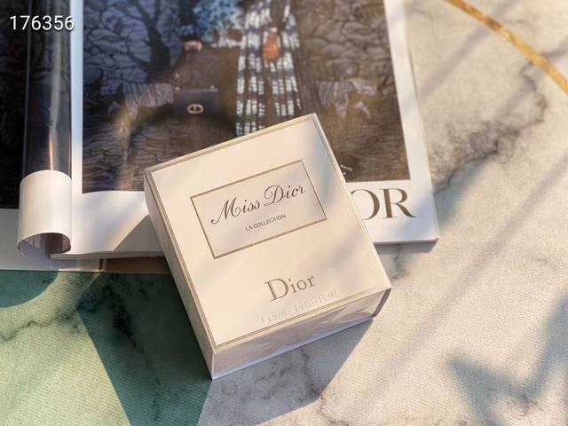 专柜品质 Dior迪奥甜心精淡灵香水 5Ml 闪烁新清花香调，欢欣气息中渗透清着淡的调子。 Dior迪奥甜淡心香水 5Ml 清花新卉西普，借着Dior的清新雅高