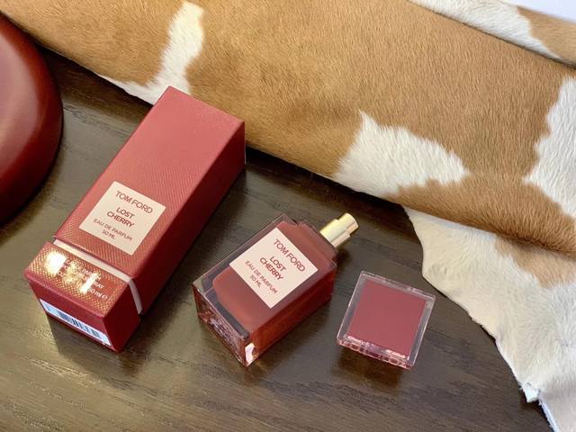 专柜品质 Tf限量版樱桃香水Lost Cherry 50Mltom Ford的香水一向以“为调情而生”出名，这一款完全做到了极致。前调是酸樱桃、酒和苦杏仁，仿佛