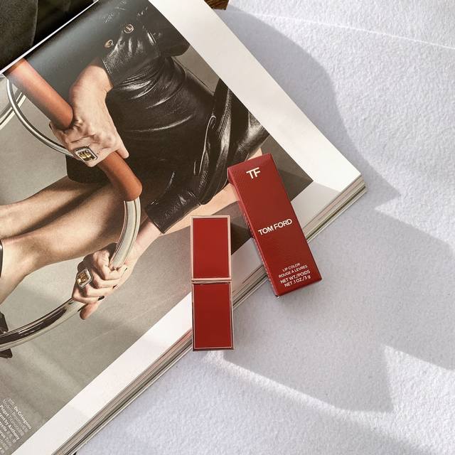专柜品质 Tomford Tf Lost Cherry 香水 限量落红樱桃 不愧为全球限量款！看到它的第一眼就再也走不动了，红色的金属口红壳身玫瑰金边框实在是太