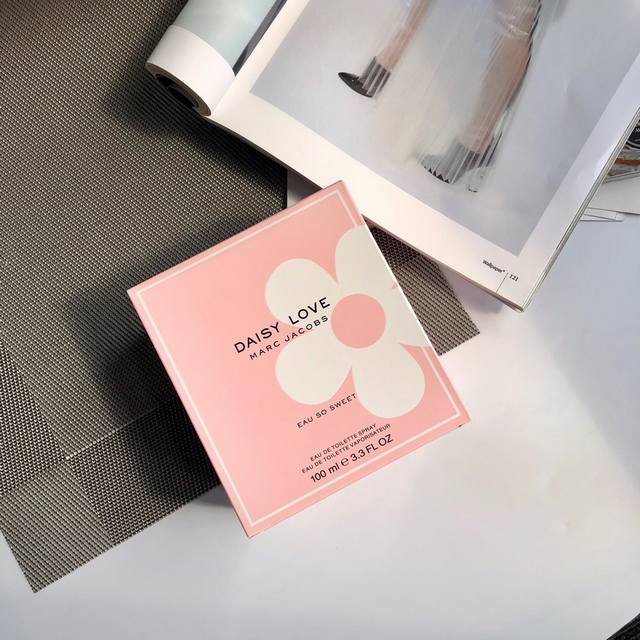 专柜品质 Daisy Love雏菊挚爱香水 19年的夏季限量版 粉色的磨砂瓶身，粉色果冻般的花瓣瓶盖~少女感 %！ Daisy Love是一款新鲜的花香，它带有