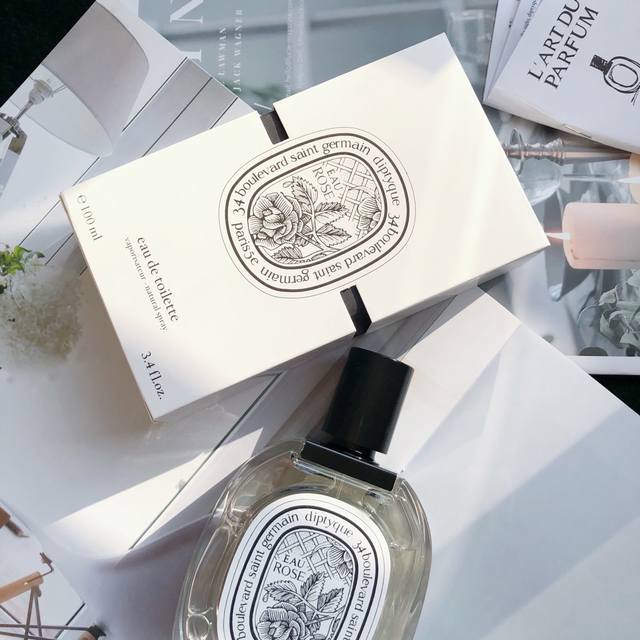 专柜品质 蒂普提克Diptyque Rose 玫瑰之水 Ml 夏日最爱淡香水，像夏末清晨沾着露珠的清味玫瑰味淡淡的荔枝果香不甜腻不厚重 玫瑰之水前调中加入佛手柑