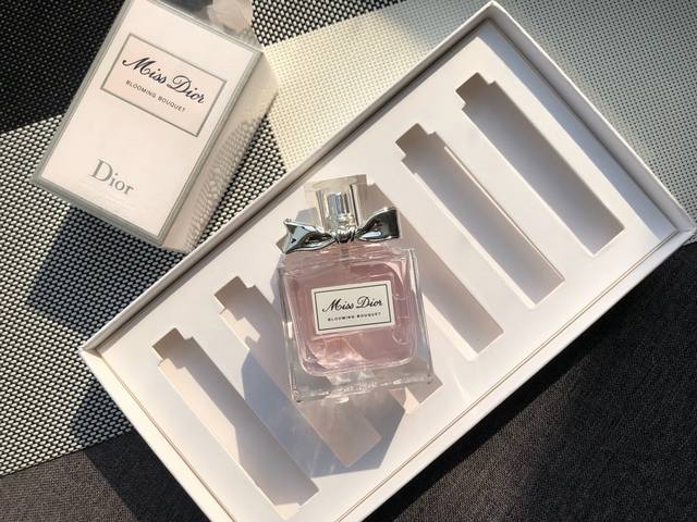 专柜品质 Dior迪奥甜心-花漾迷情香水 分别 Ml 50 Ml 香调：美食花香琥珀调 前味：野苺、绿甜橙 中味：焦糖爆米花、草苺冰沙、紫罗兰、粉红茉莉花 后味