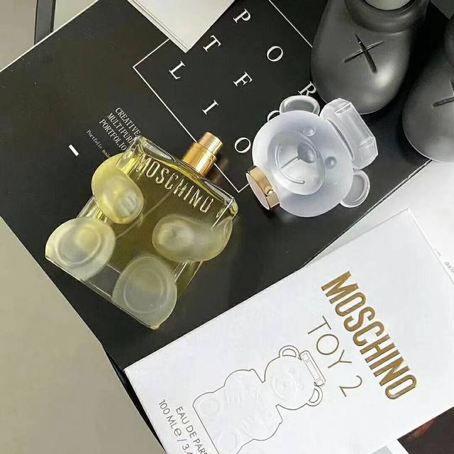 专柜品质 Moschino奇诺熊 男女士情侣香水，容量 Ml ，白瓶女香小熊头部四肢是超有质感的磨砂，黑瓶男香都是光面的，M家泰迪熊把可爱这块掐的死死的~无论男