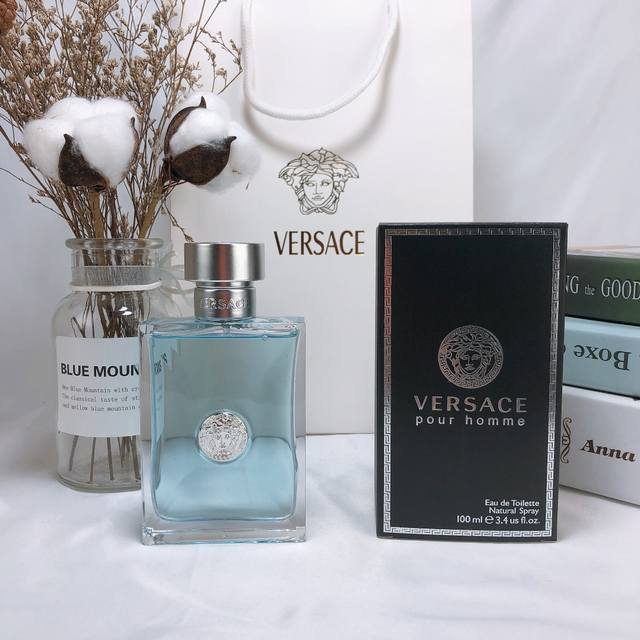 原单品质 Versace范思哲Pour Homme同名经典男士淡香水 Ml，隐形管，香调：清新柑橘水生调前味：柑橘、橙花、香柠檬、谷粒。中味：天竺葵、风信子、鼠