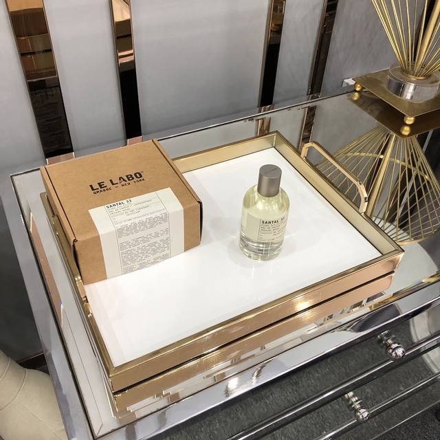原单品质 Le Labo 香水实验室33号 Ml 一款一闻就会爱上的檀香木～ 香调：木质馥奇香调 气味：木檀香、雪松、小豆蔻、紫罗兰、纸莎草、皮革、琥珀鸢尾花