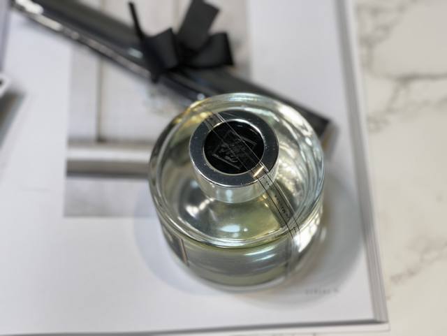 专柜品质 品味生活英国梨、蓝风铃、橙花、青柠、黑石榴、红玫瑰，规格165Ml 瓶 一直觉得,香味会成为我们美好记忆的一部分，所以香熏是生活中最简单的仪式感,让我