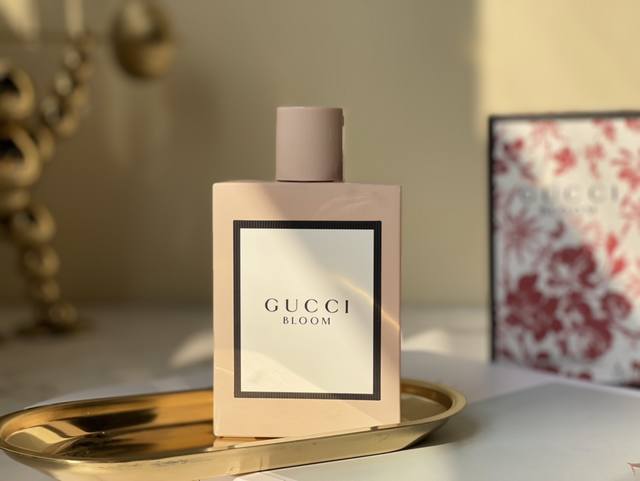专柜品质 Gucci Bloom香水 绿叶白花,拔动你的少女心 Ml Bloom花悦绽放 花团锦簇竞绽放 前调:绿叶和橙花的碰撞,附带绿感。 中调:淡淡的晚香玉