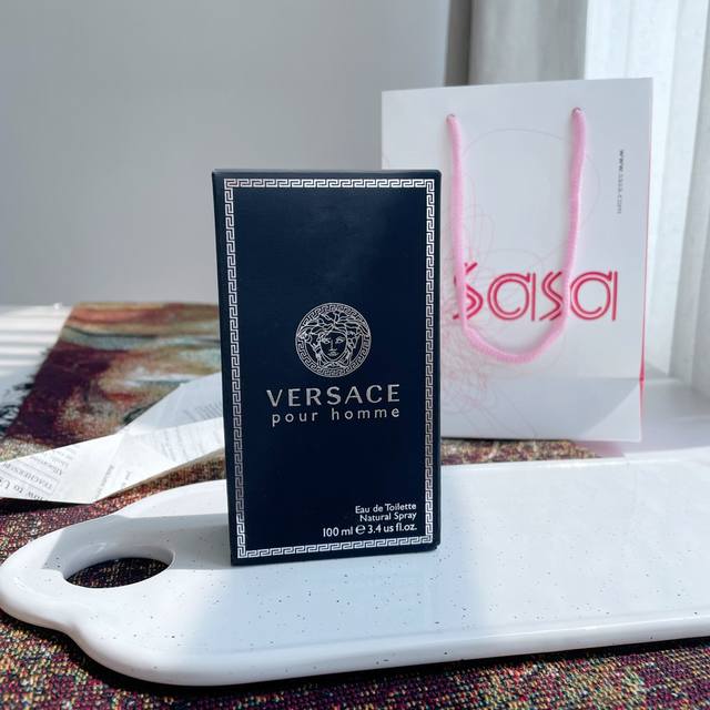 专柜品质 Versace范思哲Pour Homme同名 经典男士淡香水 Ml 隐形管 香调：清新柑橘水生调前味：柑橘、橙花、香柠檬、谷粒 中味：天竺葵、风信子、