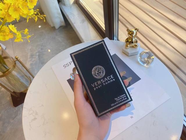 专柜品质 范思哲 “斩女香”，让人忍不住投怀送抱的香！同名男士 Ml 一直觉得闻香识人是不会错的 有品的人身上总带着令人满意的香气 今天Get一瓶经典香水 范思