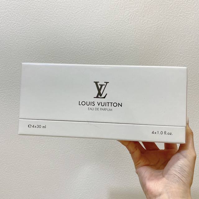 专柜品质 Lv路易威登中样香水4件套4*30Ml套装包含1Rose Des Vents 风中玫瑰 流露清新气息2ApogéE 巅峰 散发天然韵致3Contre