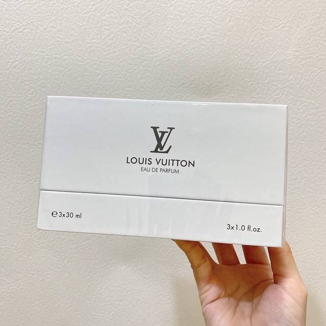 专柜品质 Lv中样香水3件套白盒3*30Ml套装包含风中玫瑰+倚靠+加州之梦瓶身非常有设计感，透明玻璃瓶且简约，高级脸的模样，不要忽视香水瓶颜值的致命度与吸引力