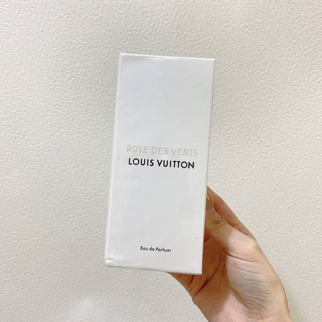 专柜品质 Lv女士香水100Ml#风中玫瑰香调：格拉斯玫瑰、保加利亚玫瑰、土耳其玫瑰、法国鸢尾花、雪松，由格拉斯当地收获的三种“五月玫瑰”精华混合而成，更包含了