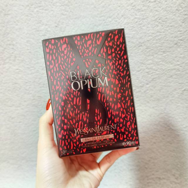 专柜品质 圣罗兰红鸦片女士香水90Ml圣诞版专柜品质 圣诞限定 圣罗兰红鸦片香水90Ml 圣诞限量版Ysl新款限定香水 圣罗兰“圣诞红鸦片” 红色黑鸦片，这个颜