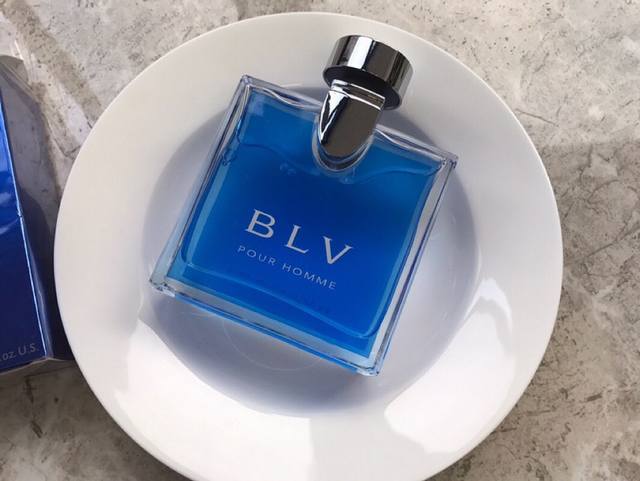 专柜品质 闻香是男人 Bvlgari Blv宝格丽蓝茶-宝蓝男士香水。男性香氛中国蓝的瓶身揉合冷与热的特质，组合姜味、高莎草、雪松与柚木、檀香、及麝香，豆蔻一种