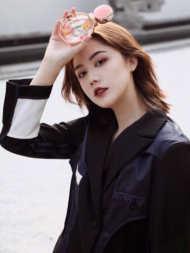 专柜品质 新款限量宝格丽金漾女神 Ml 一支看上去就写着女神名字的香水 宝格丽玫香金漾的限量版，外观比普通版增加了艺术家绘制的玫瑰和灵蛇图案，勾勒出了极致的女性