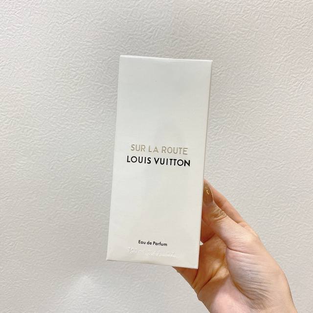 专柜品质 Lv男士香水100Ml#逍遥这个香水真的太好闻啦！味道跟那种烂大街的香水完全不一样大家有机会可以去种个草，这款香水是Lv 年2月新上市的，全名叫Sur