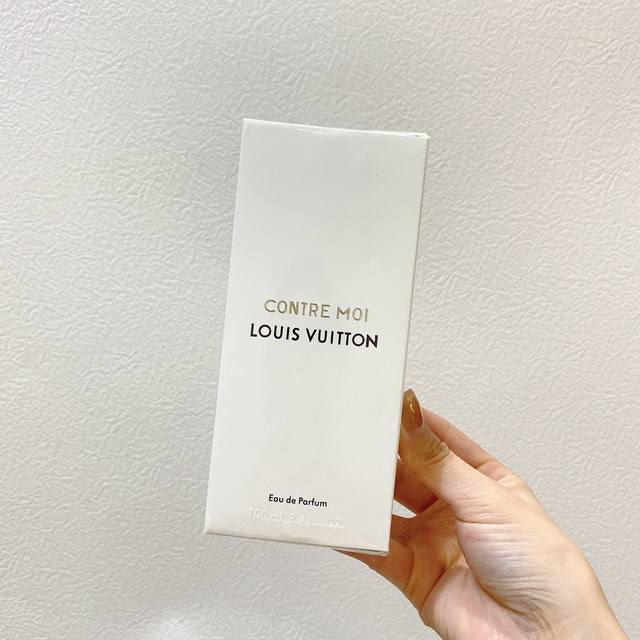 专柜品质 Lv女士香水100Ml#倚靠倚靠刚喷上时有一股烟熏味，不到呛人，但确实不是一个怡人的味道，好在这股烟大约几分钟就会散去，散去之后，倚靠就完全是一个半熟