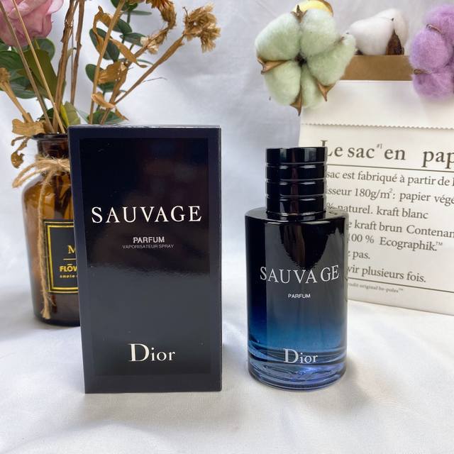 高端品质 Dior 迪奥旷野男士香精 Ml Perfum 香精版，是留香时间最长的版本，虽然是男香，但是女孩子都爱的不行，男女皆宜 香调：东方香调 前调：香柠檬