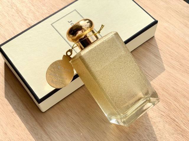 专柜品质 祖马龙黑石榴限量版 Ml Megranate Noir Cologne 祖马龙里我觉得最独特的一款，带有侵略性，蕴含石榴、覆盆子、李子等红宝石般美丽的