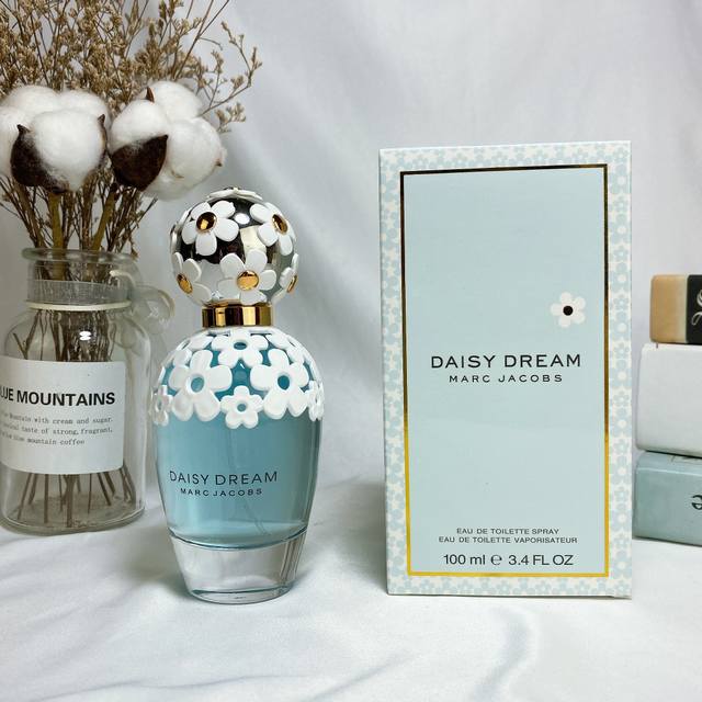 专柜品质 专柜Marc Jacobs马克莫杰蓝色梦境雏菊女士持久淡香水花香调 Ml 前调 黑莓果、葡萄柚、水梨 中调 茉莉花、荔枝、紫藤花 后调 白木香、麝香、