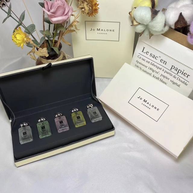 专柜品质 Q版祖马龙限量花园花开香水5件套迷你装*5Ml，无喷头，滴抹式，小小一个超级可爱，味道分别为：睡莲，雪柚，桂花，合欢花，蓝风玲