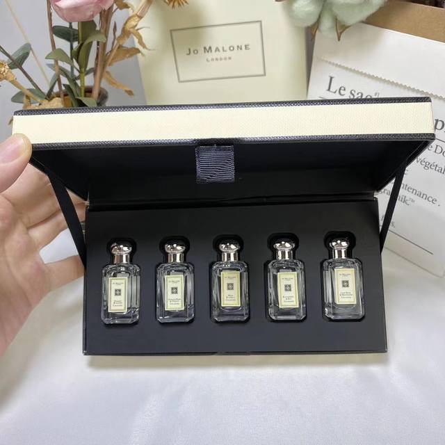 专柜品质 Q版祖马龙白瓶香水5件套迷你装*5Ml，无喷头，滴抹式，小小一个超级可爱，味道分别为：蓝风玲，英国梨，橙花，黑莓，青柠