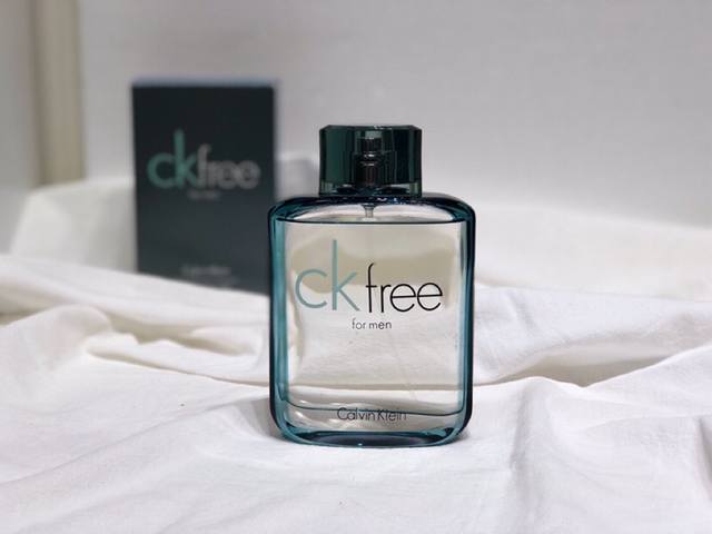 专柜品质 Ck Free 自由男士香水Free 送男朋友的最佳选择 Ck这瓶香水的实在是太圈钱了，光看外表就想买！海洋蓝的颜色简直不要太好看！ 香调：木本芳香调