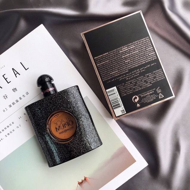专柜品质 用了会上瘾的Ysl黑鸦片香水 Ysl经典款Ysl 黑鸦片香水 凭颜值盲入的，太喜欢这个瓶子了！ 看起来高冷又很有设计点的酒壶瓶身 黑色带Blingbl