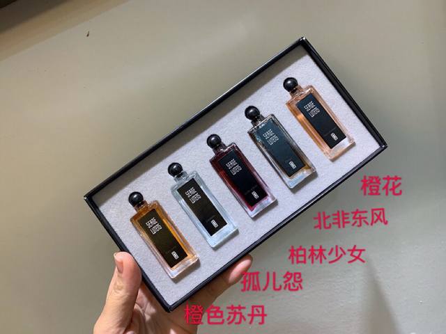 专柜品质 芦丹氏香水小样礼盒套装Q版5Ml。五个味道 1橙色苏丹 2孤儿怨 3柏林少女 4北非东风 5橙花 送礼自用非常适合 平时放包包里非常方便 小巧