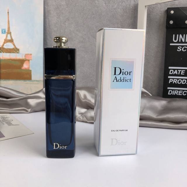 专柜品质 Dior迪奥蓝色魅惑香水 Ml 为了满足所有在传统与现代之间挣扎的女子，推出这款以昙花为主调的瘾诱香水。以外显，个性鲜明同时兼具情绪转折的香味，解放大