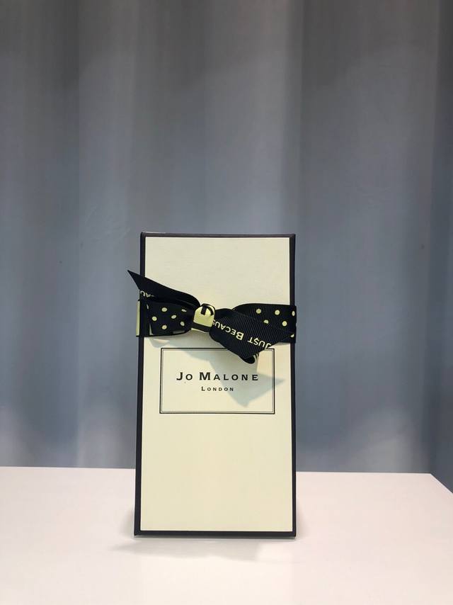 专柜品质 祖马龙杏桃花与蜂蜜 Ml 身边的朋友都知道我是名副其实香水控 而且给每个人推荐的都基本不踩雷 我一贯入的都是冷冽型香水 这次我被这款杏桃花与蜂蜜打败了