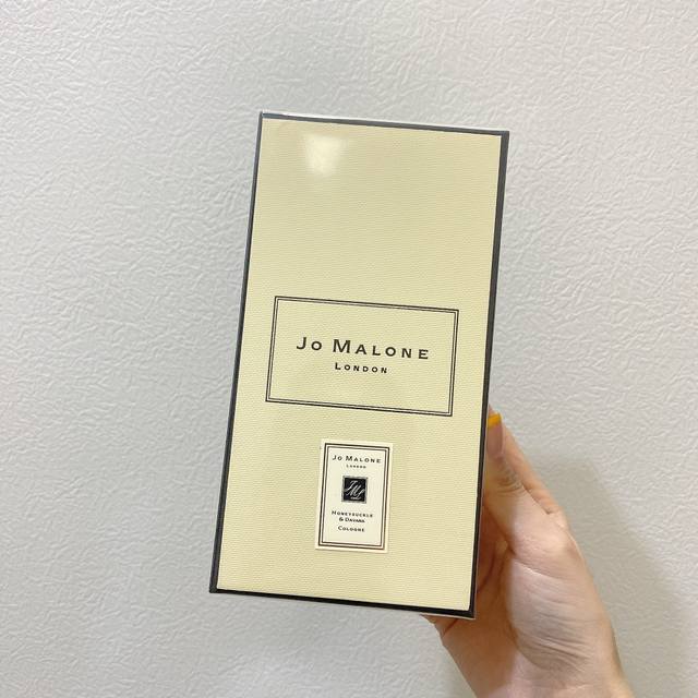 专柜品质 祖马龙忍冬与印蒿香水 Ml 祖马龙中最具声望的女士香水，遵循了祖马龙一贯标准小清新风格，闻起来清新而阳光，让人感到心情明亮