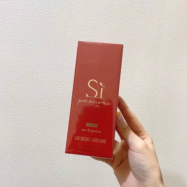 专柜品质 阿玛尼红色挚爱真情流露 Si迷情挚爱女士香水Edp浓香氛女士 Ml阿玛尼挚爱真情流露，Edp浓香；香调：花香果香调；前调：粉红胡椒梨黑加仑；中调：玫瑰