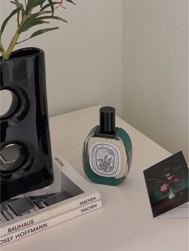 专柜品质 Diptyque 蒂普提克 年新款彩色限量玫瑰之水 Ml淡香水玫瑰之水Rose 花果香调 玫瑰 荔枝 蜂蜜 香柠檬 还带着露珠的玫瑰，青春透出些妩媚