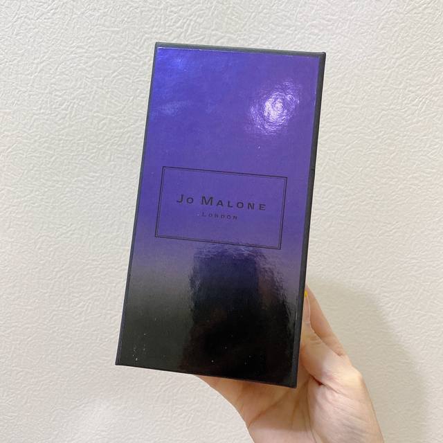 专柜品质 祖马龙紫色渐变瓶限量香水 祖马龙 年新款限定香水 Ml，温柔香香水成份：紫罗兰，广藿香，琥珀，乌木，白色麝香，紫色渐变瓶让你第一眼就被吸引到了很柔和的