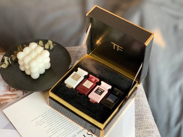 专柜品质 中性香水！！！Tf香水套盒7.5Ml*4 礼盒套装！ Tf的香水向来比其他大牌的要贵很多，但是档次也同样的高端，像这种香水基本上各大品牌的价位都在1K