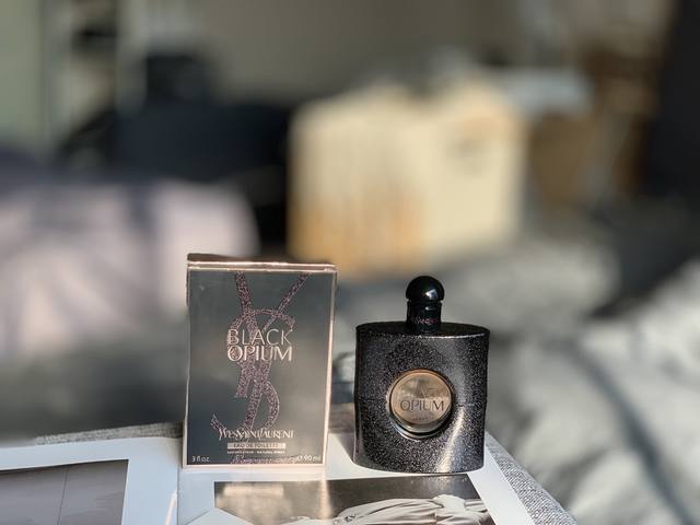 专柜品质 1Ysl蓝色黑鸦片90Ml Ysl新款蓝色黑鸦片香水 咖啡，橙花，苦艾 比起经典款的黑鸦片， 这款没有那么甜， 更加偏中性风， 而且！蓝色+黑色的配色