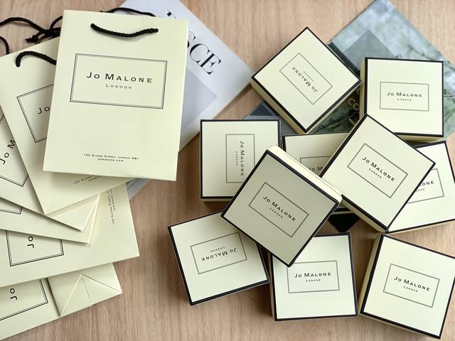 专柜品质 祖玛珑车载香薰 便携随行香薰戒不掉的味道～Jo马龙迷人车载香氛皮质外壳和质感都满分！这款祖马龙便携香薰其实不仅仅只是车载香薰更是可以随身携带的便携香薰