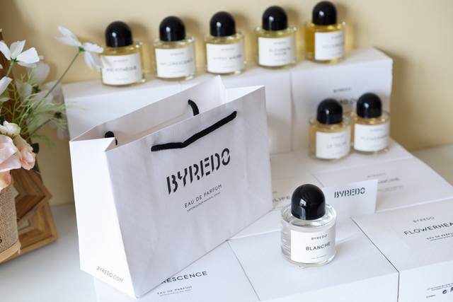 专柜品质 Byredo Blanche 白色浪漫 这支也是典型的花香，偏小姑娘一点点，又有一点复古的感觉，是该品牌推出的第八款香水，名字取自公司创始人 Ben