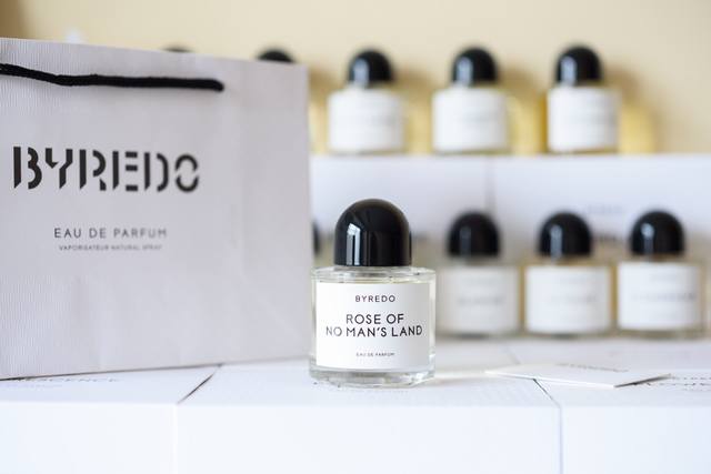 专柜品质 Byredo Rose Of No Man’S Lan D意为无人之地的玫瑰，也被译意为“荒漠玫瑰”，用来纪念在第一次世界大战中的红十字女护士，意义特