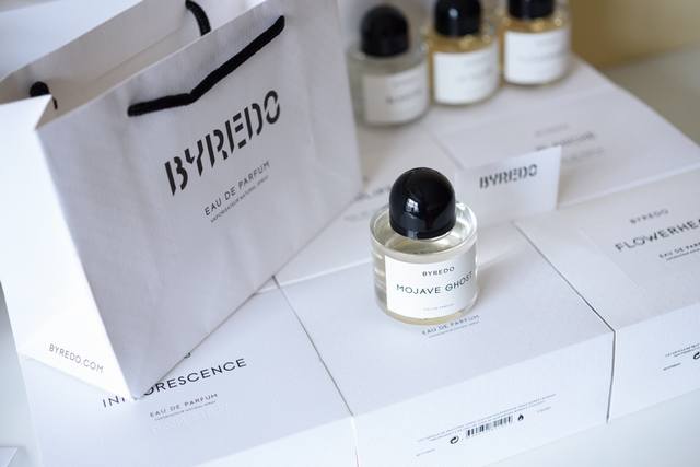 专柜品质 ◆Byredo Mojave Ghost 荒漠孤魂◆听到名字，仿佛充斥着一种孤独和荒凉感，然而一喷到身上，整个人立刻被甜蜜包裹着！这是一款中性香水！M