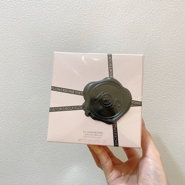 专柜品质 维果罗夫鲜花炸弹香水 Ml 这一款香水真的炒鸡喜欢！它的香味很特别！从浅粉色包装跟以前的差不多都是标志性的手雷造型到深粉色过度；前味：佛手柑、白茶、黑