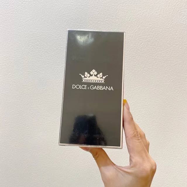 专柜品质 杜嘉班纳皇冠男士香水 Ml 淡雅清新，自信风度！儒雅，自然！经典的气息，蕴藏于深邃的蓝色瓶身之中，展现男士坚毅果决的不凡气质！前调:柑橘 柠檬 血橙；