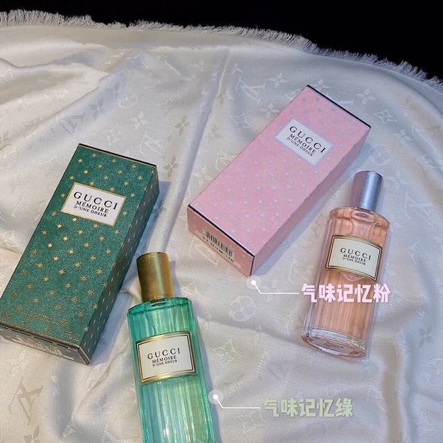 专柜品质 今日新品 海关货 专柜品质 Gucci古驰家香水！① Memoire Dune Odeur 包装和瓶身超级复古有质感的一款香水，祖母绿瓶身，哑光的金色