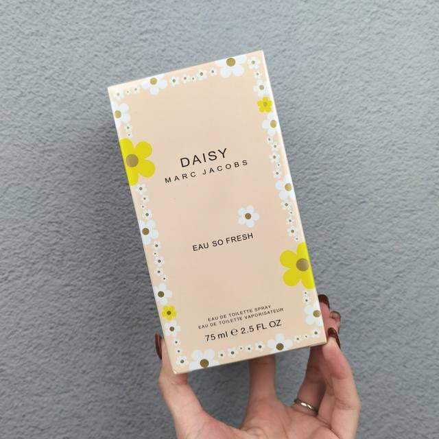 专柜品质 粉色雏菊女士淡香水75Ml专柜品质马克雅克布Daisy粉色清甜小雏菊花语女士淡香水75Ml，香调：清甜花果香，前味：覆盆莓、红葡萄柚、青翠绿叶、洋梨，
