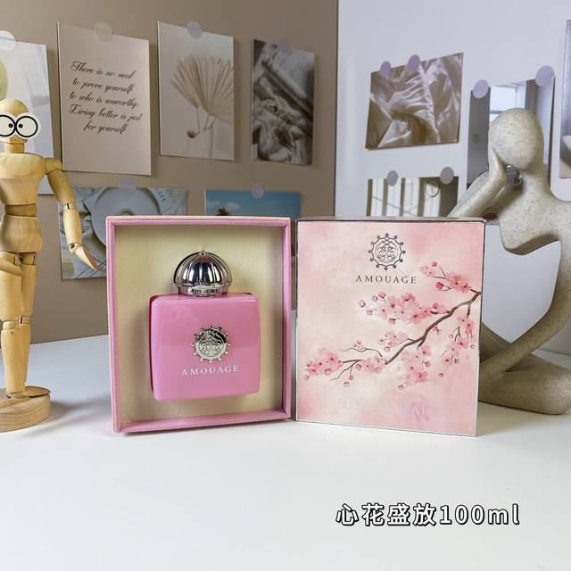 高端品质 爱慕心花盛放 Ml Amouage Blossom Love, 2017 品牌：Amouage 属性：女香 香调：花香调 前调：樱花玫瑰 中调：依兰杏